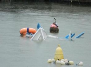 Şiddetli fırtına sandal batırdı