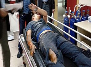 20 veli okulu basıp, öğretmen bıçakladı