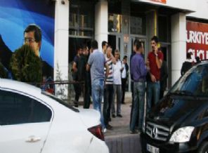 AK Parti Diyarbakır İl Başkanlığına taşlı saldırı