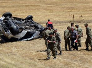 Askeri araç devrildi: 1 ölü