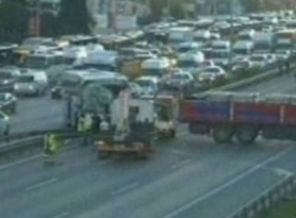 D-100'de kaza trafiği felç etti