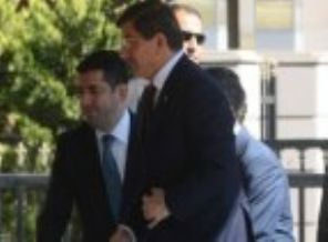 Davutoğlu'nun Demirtaş'la kritik görüşmesi