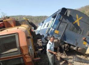 Hindistan'da tren kazası: 12 ölü 45 yaralı