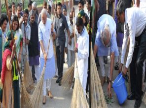 Başbakan elinde süpürgeyle 'temizlik yemini' etti