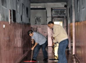 Diyarbakır'da bir okul daha ateşe verildi