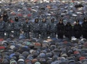 Gözetim altında bayram namazı