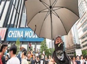 Şemsiyenin altında kim var?