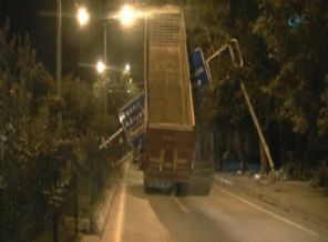 TIR dorsesi tabelaya çarptı