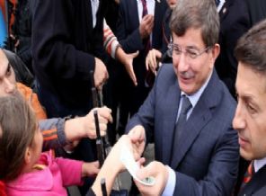 Ahmet Davutoğlu çocuklara harçlık dağıtı
