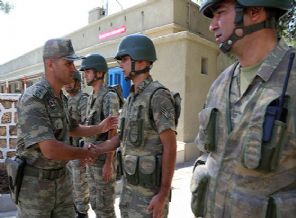 Sınırda asker bayramlaştı