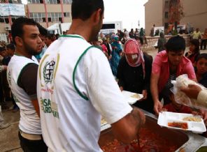 İHH’dan Kobani’den kaçanlara büyük yardım