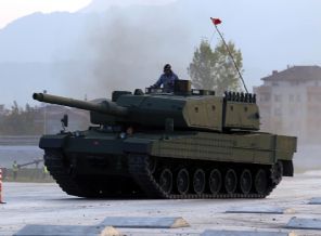 Tanklar sınıra hareketlendi