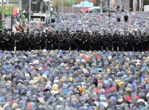 Polis gözetiminde bayram namazı