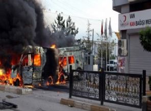 Kobanililere ilk yardıma koşanı ateşe verdiler!