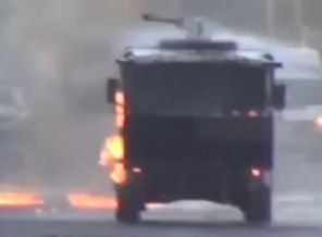 Polisler TOMA'nın altında kaldı