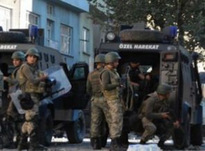 Türk bayrağını indirmeye çalışanlar vuruldu