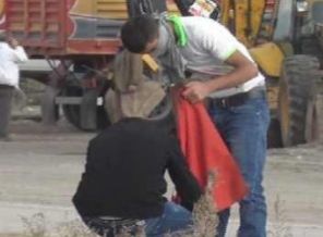 Bayrak yakanlar tutuklandı