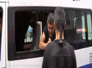 Ekip otosunun camını kafa atarak kırdı