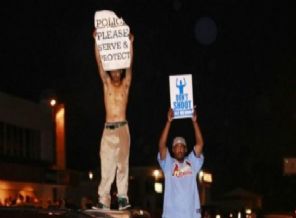 ABD'de polis siyahi bir genci daha vurarak öldürdü