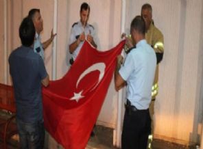 İzmir'de Türk Bayrağını indirmeye çalıştılar