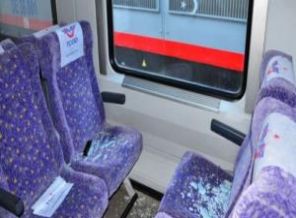 Yolcu trenine taşlı saldırı!