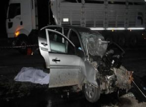 Kamyon ile otomobil kafa kafaya çarpıştı: 2 ölü