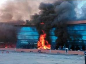 Meksika'da hükümet sarayını ateşe verdiler