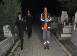 Mezarlıkta ölü bebek bulundu