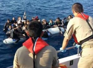 335 kaçak boğulmak üzereyken kurtarıldı