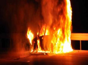 Seyir halindeki otomobil yandı