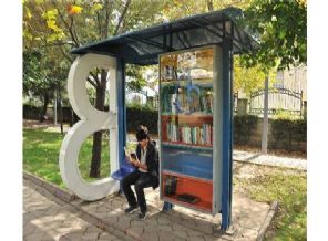 İETT durağında kütüphane