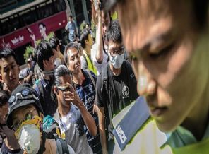 Polis göstericilerin kurduğu barikatları kaldırdı