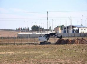 Akçakale sınırında hendek çalışması