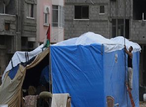 Gazze yağmuru naylon pencerelerle karşıladı