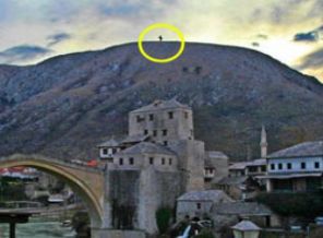 Aliya'nın efsane olan 'devasa haç' cevabı