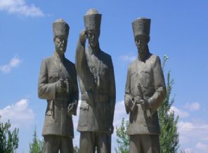 ''Atatürk büstünü boyamak ifade özgürlüğü''