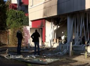 ATM'yi patlatıp paraları alıp kaçtılar