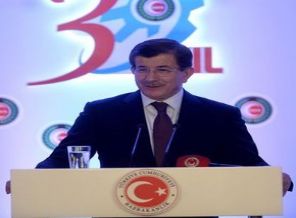 Başbakan Davutoğlu'nun da katıldığı törende  'yumruk' şoku!
