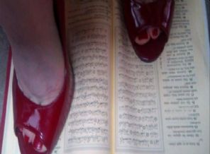 Kur'an'a ayak basan ahlaksızı buldular