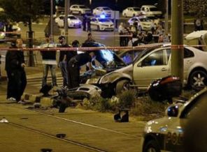 Tramvay durağında bekleyenlere araç çarptı