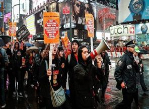 ABD'de polis protesto edildi