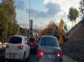 Barbaros Bulvarı'nda vinç devrildi