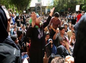 Binlerce İranlı sokaklarda