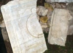 Define ararken tarihi eserleri parçaladılar