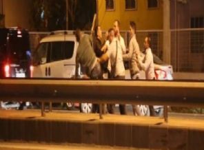 Kaza yapan sürücüler karayolunu birbirine kattı