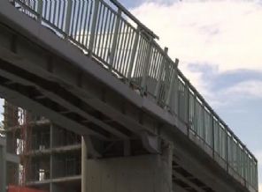 Yine faciadan dönüldü: Vinç üst geçidine çarptı