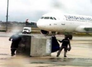 Havalimanında kargo araçları çarpıştı!