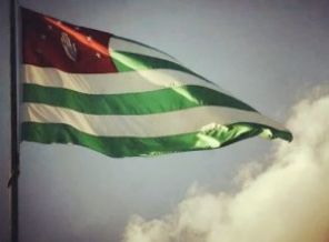 Abhazya yeni şartlara zorlanıyor