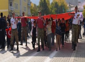 Bayrak taşıyan çocuklara büyük alkış