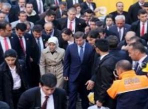 Davutoğlu acılı aileleri teselli etti